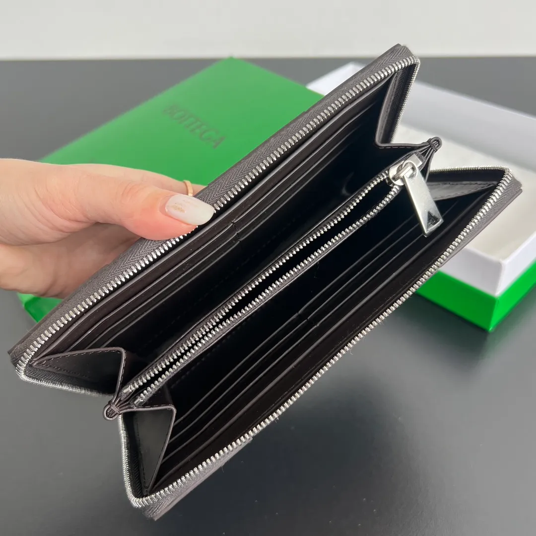 #Bv Men's Large Plaid Wallet 649607 Made of classic woven cowhide, soft, comfortable and textured. The detailed internal partition design and high-quality lining material ensure the durability and neatness of the wallet. It can store cash/cards and other small items. It is very practical. It is enough to take it with you when you go out. This wallet is definitely your best choice. Size: 19x11.4x2 P980